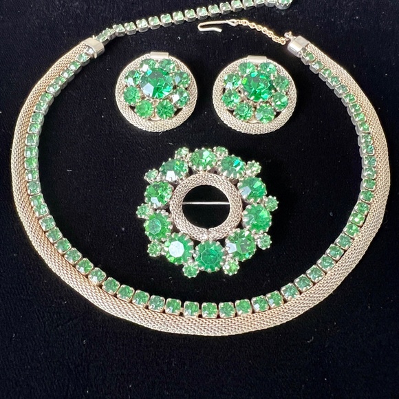Vintage Weiss Emerald Green Rhinestone Necklace, Earrings & Brooch Set - Picture 6 of 15